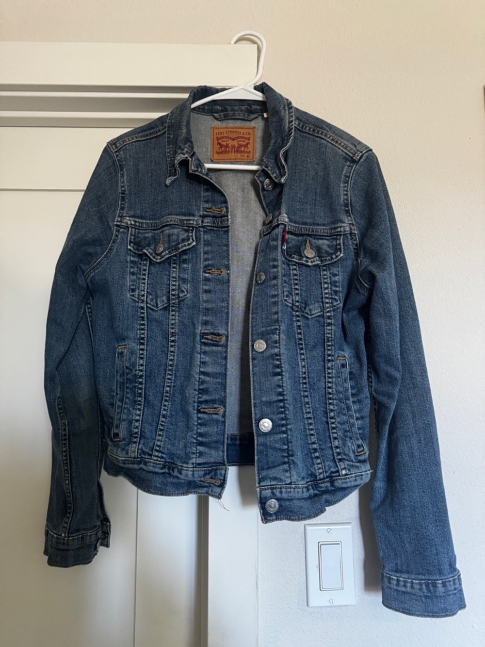 Levi’s Classic Blue Denim Jacket Women’s Size M Trucker Jean Jacket 21” Length